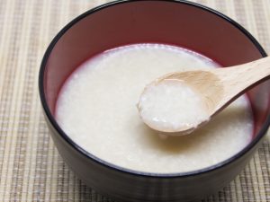 甘酒とスプーン