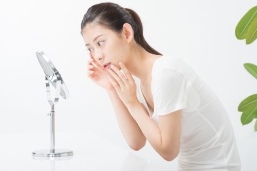 鏡を見る女性